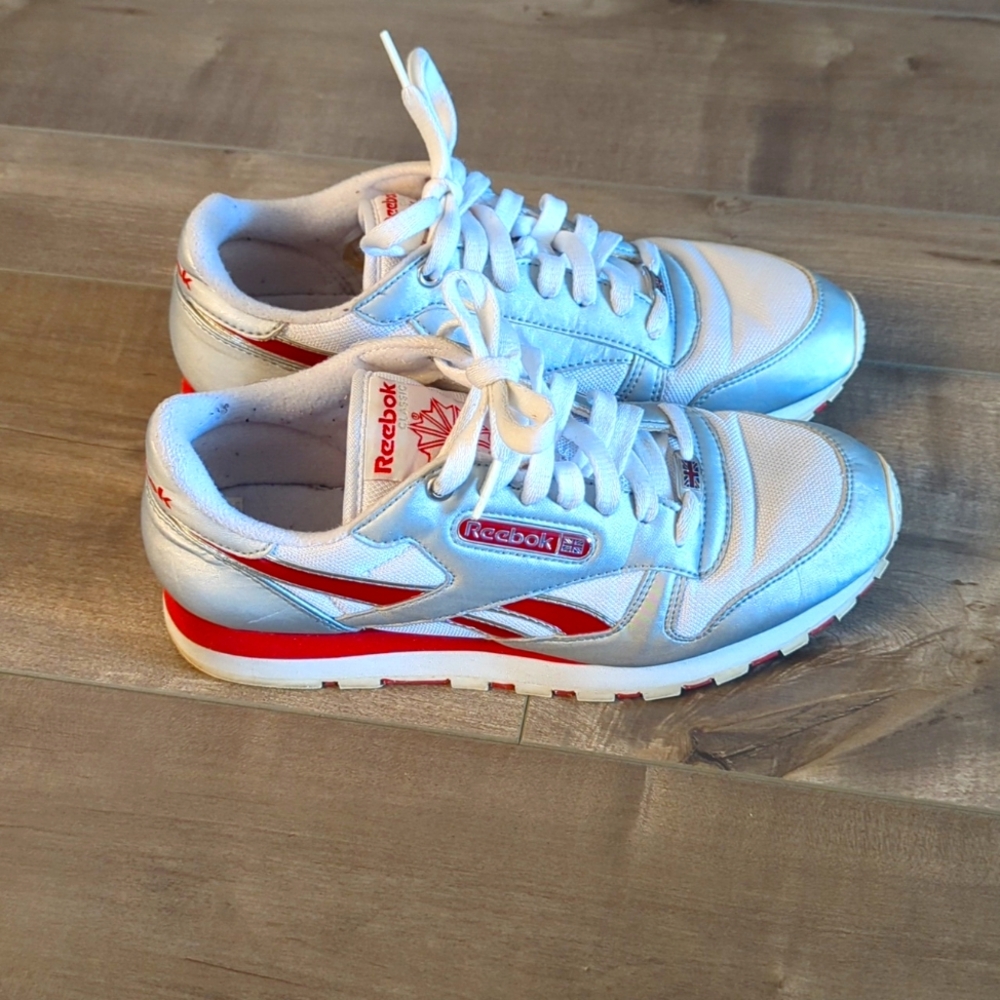 Reebok Classics Sneakers size 6.5 kids- 8 Womens